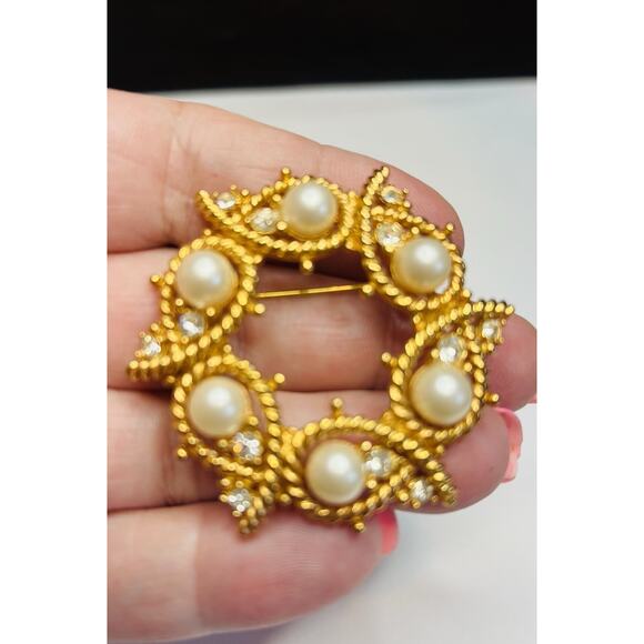Vintage Circle Brooch Pin Faux Pearl Rhinestones Gold Tone Rope Nautical 2” - Picture 6 of 6